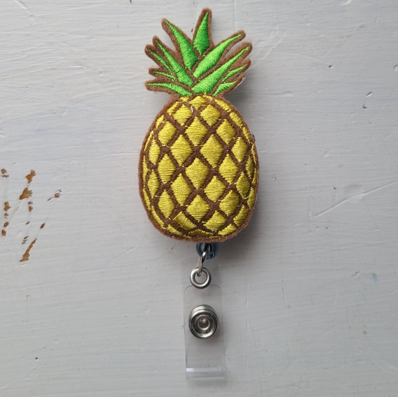 Pineapple badge reel, handmade embroidery - Picture 1 of 2